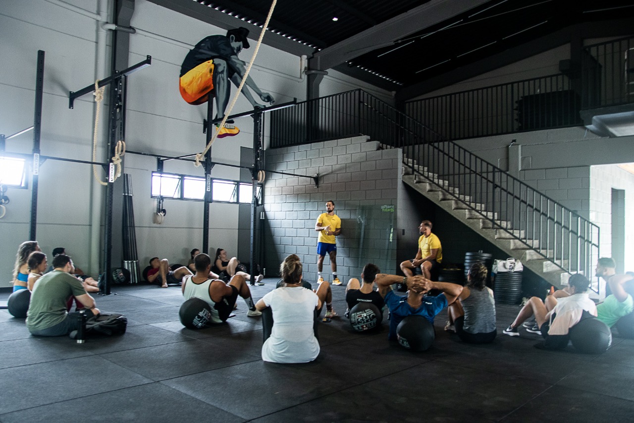 Professor explicando o treino inspirado no Crosssfit funcional.