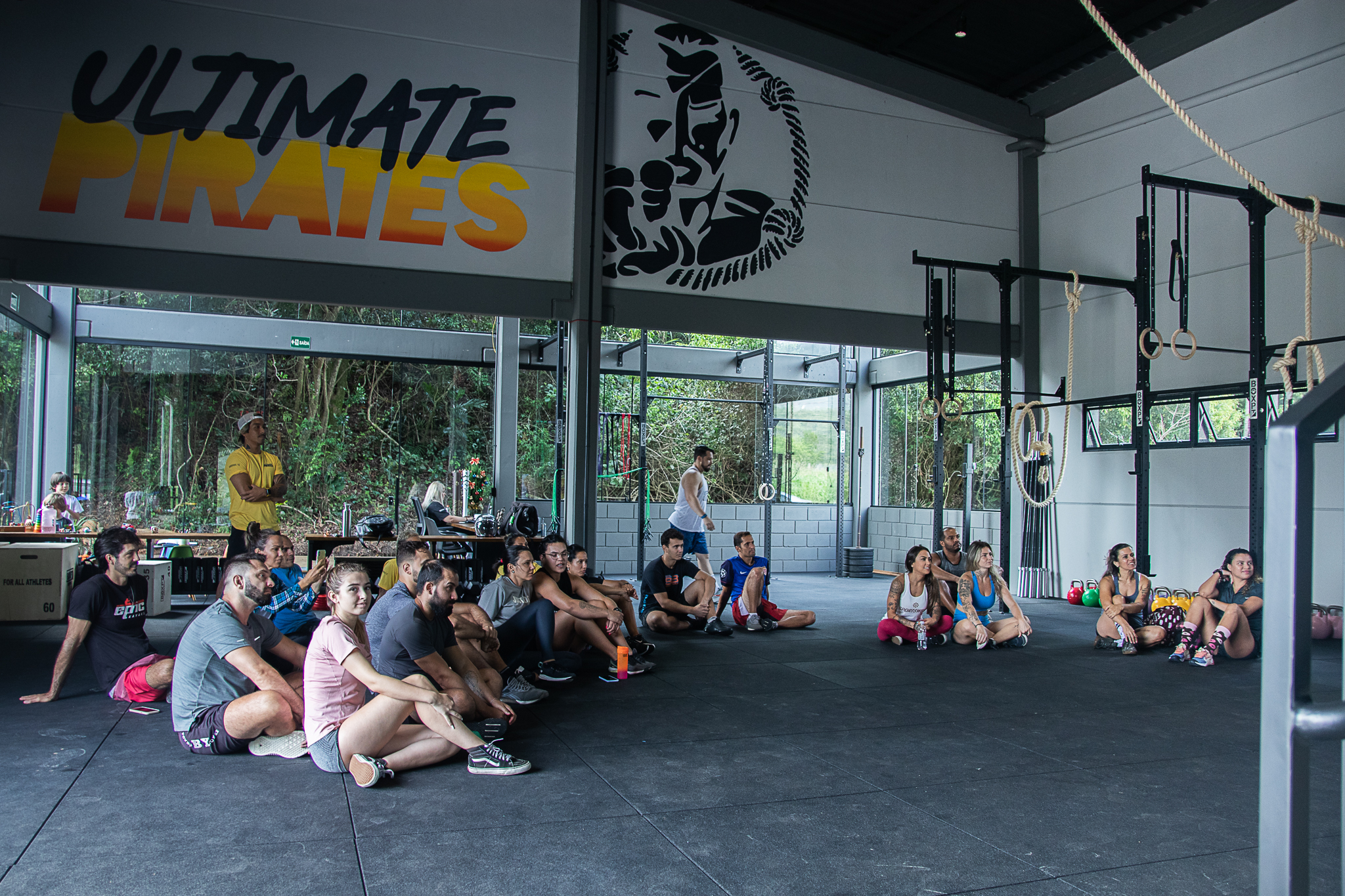 Professor explicando o treino inspirado no Crosssfit funcional.